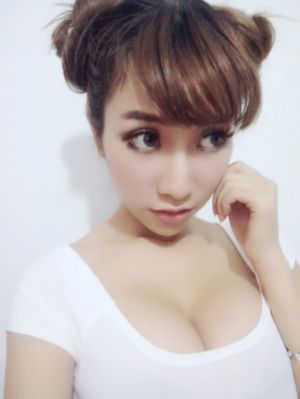 大胸奶头美女图片_HDBD在线观看